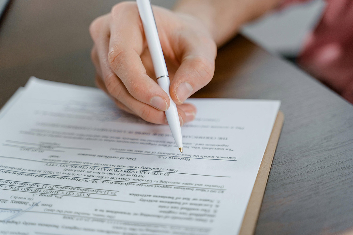 Persona revisando un contrato de arras antes de comprar una vivienda